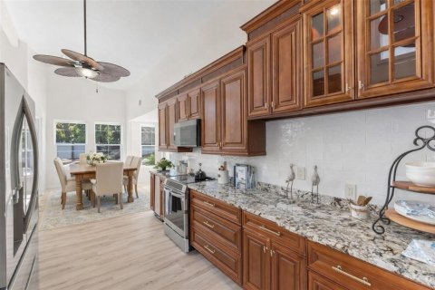 House in Tarpon Springs, Florida 3 bedrooms, 239.97 sq.m. № 2152117 - photo 18