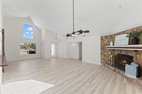 House in Tarpon Springs, Florida 3 bedrooms, 239.97 sq.m. № 2152117 - photo 10