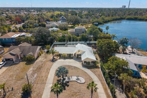 House in Tarpon Springs, Florida 3 bedrooms, 239.97 sq.m. № 2152117 - photo 2