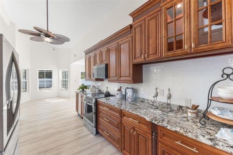 House in Tarpon Springs, Florida 3 bedrooms, 239.97 sq.m. № 2152117 - photo 17