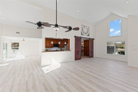 House in Tarpon Springs, Florida 3 bedrooms, 239.97 sq.m. № 2152117 - photo 9