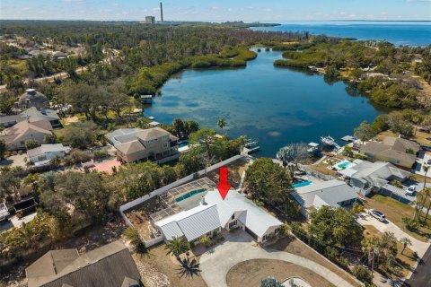 House in Tarpon Springs, Florida 3 bedrooms, 239.97 sq.m. № 2152117
