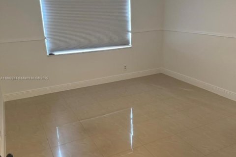 Condo in Hialeah, Florida, 3 bedrooms  № 1944238 - photo 15