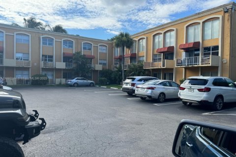 Condo in Hialeah, Florida, 3 bedrooms  № 1944238 - photo 2