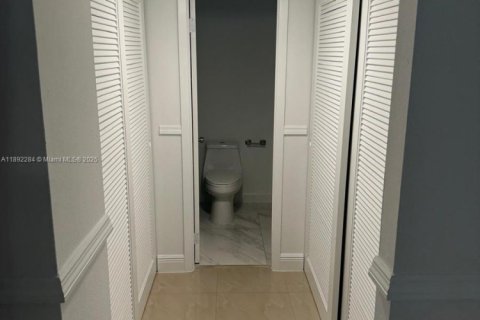 Condo in Hialeah, Florida, 3 bedrooms  № 1944238 - photo 13