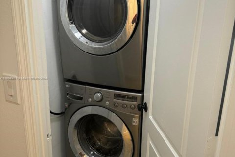 Condo in Hialeah, Florida, 3 bedrooms  № 1944238 - photo 11