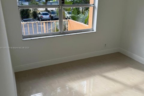 Condo in Hialeah, Florida, 3 bedrooms  № 1944238 - photo 21