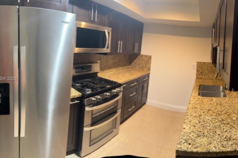 Condo in Hialeah, Florida, 3 bedrooms  № 1944238 - photo 1