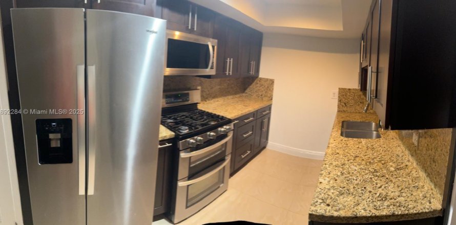 Condo in Hialeah, Florida, 3 bedrooms № 1944238