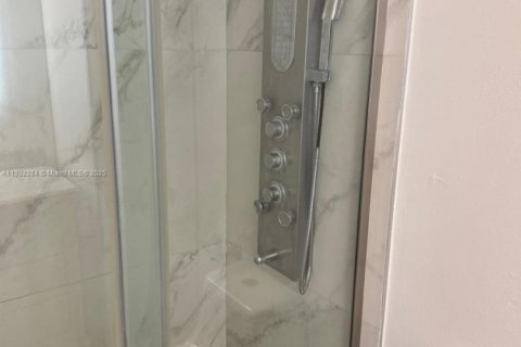 Condo in Hialeah, Florida, 3 bedrooms  № 1944238 - photo 22