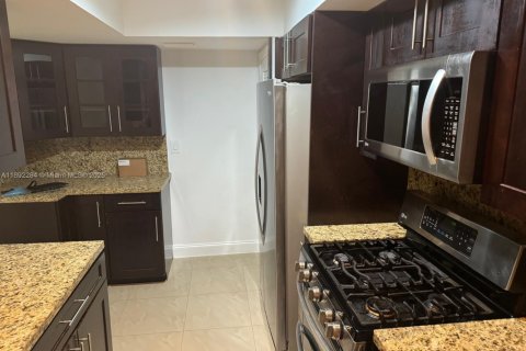 Condo in Hialeah, Florida, 3 bedrooms  № 1944238 - photo 7