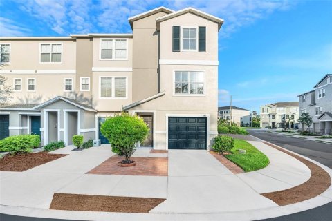 Townhouse in PALM RIVER TOWNHOMES in Tampa, Florida 3 bedrooms, 150.5 sq.m. № 1514302 - photo 1
