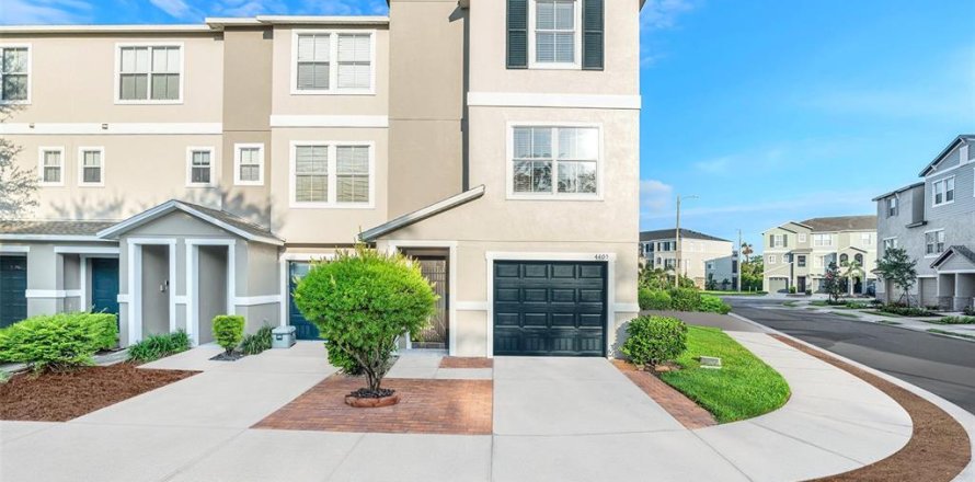 Townhouse in PALM RIVER TOWNHOMES in Tampa, Florida 3 bedrooms, 150.5 sq.m. № 1514302
