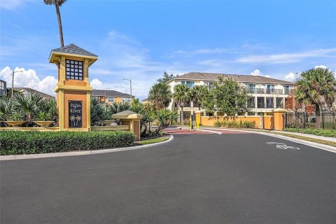 Townhouse in PALM RIVER TOWNHOMES in Tampa, Florida 3 bedrooms, 150.5 sq.m. № 1514302 - photo 3