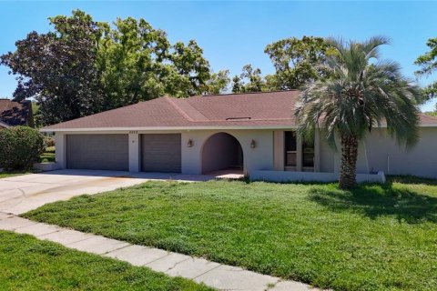 House in Palm Harbor, Florida 4 bedrooms, 271.74 sq.m. № 2273216 - photo 4