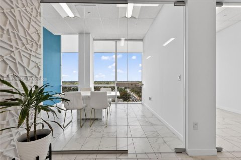 Купить коммерческую недвижимость в Майами, Флорида № 2050025 - фото 18