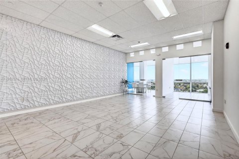 Купить коммерческую недвижимость в Майами, Флорида № 2050025 - фото 1