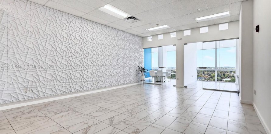 Коммерческая недвижимость в Майами, Флорида № 2050025