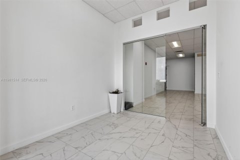 Купить коммерческую недвижимость в Майами, Флорида № 2050025 - фото 27