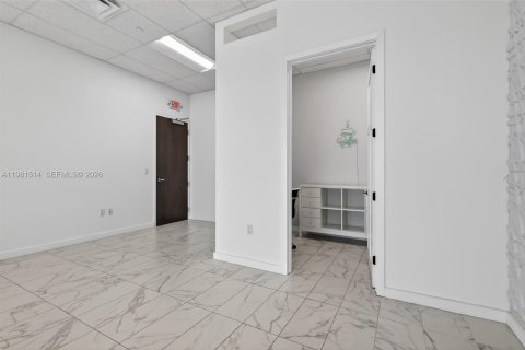 Купить коммерческую недвижимость в Майами, Флорида № 2050025 - фото 23