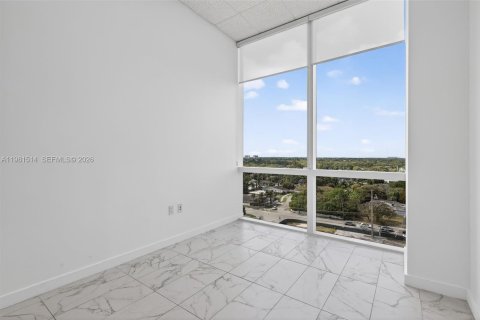 Купить коммерческую недвижимость в Майами, Флорида № 2050025 - фото 28