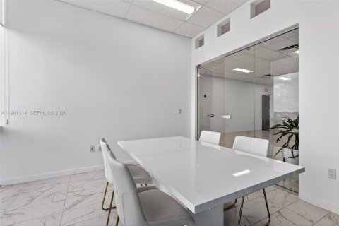 Купить коммерческую недвижимость в Майами, Флорида № 2050025 - фото 21