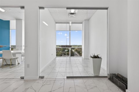 Купить коммерческую недвижимость в Майами, Флорида № 2050025 - фото 2