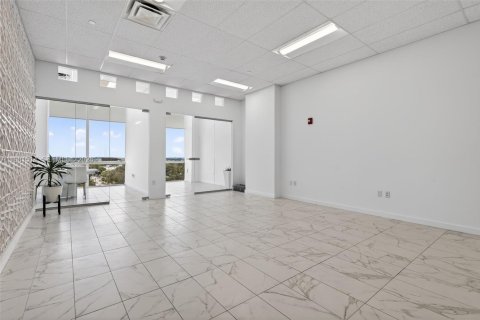 Купить коммерческую недвижимость в Майами, Флорида № 2050025 - фото 4