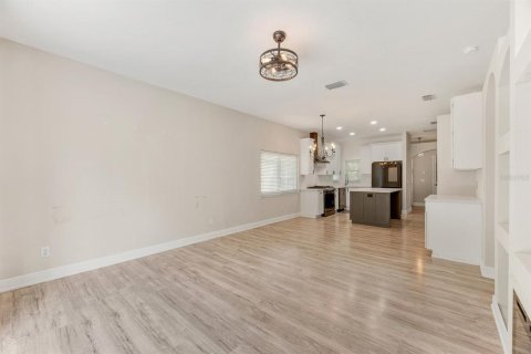 House in Fish Hawk, Florida 3 bedrooms, 111.39 sq.m. № 2216804 - photo 12
