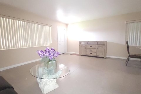 Condo in West Palm Beach, Florida, 1 bedroom  № 2169753 - photo 2