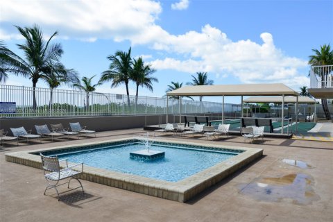Condominio en venta en Hallandale Beach, Florida, 2 dormitorios, 115.2 m2 № 1863678 - foto 4