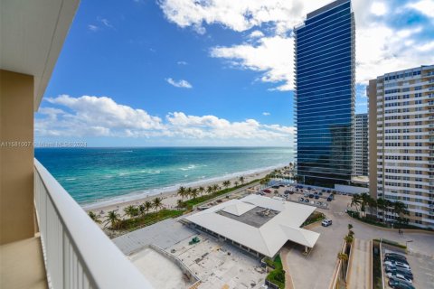Condominio en venta en Hallandale Beach, Florida, 2 dormitorios, 115.2 m2 № 1863678 - foto 6