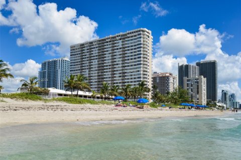 Condominio en venta en Hallandale Beach, Florida, 2 dormitorios, 115.2 m2 № 1863678 - foto 1