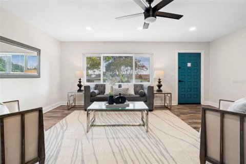 House in Maitland, Florida 4 bedrooms, 215.25 sq.m. № 1916236 - photo 7