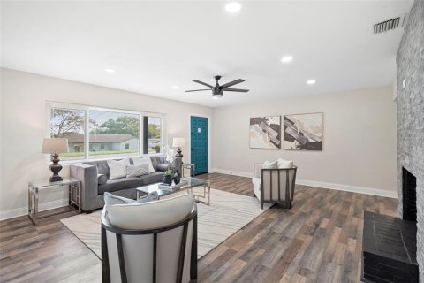 House in Maitland, Florida 4 bedrooms, 215.25 sq.m. № 1916236 - photo 8