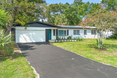 House in Maitland, Florida 4 bedrooms, 215.25 sq.m. № 1916236 - photo 2