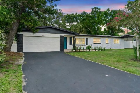 House in Maitland, Florida 4 bedrooms, 215.25 sq.m. № 1916236 - photo 1