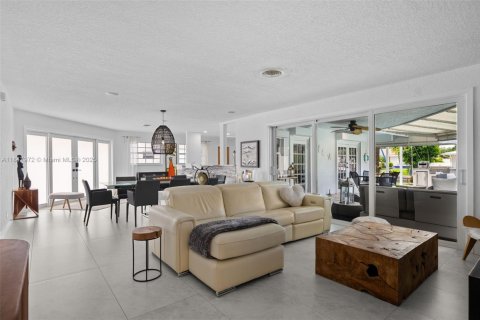 Casa en venta en Pompano Beach, Florida, 3 dormitorios № 1875676 - foto 13