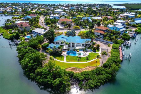 House in Marathon, Florida 5 bedrooms, 536.98 sq.m. № 1845433 - photo 12