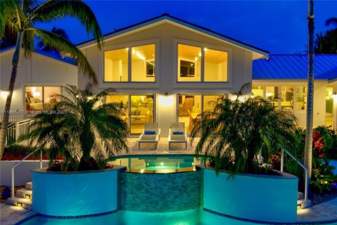 House in Marathon, Florida 5 bedrooms, 536.98 sq.m. № 1845433 - photo 1