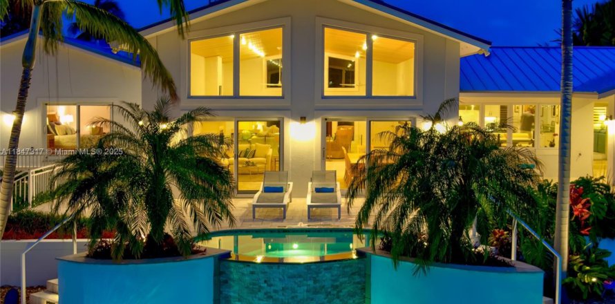 House in Marathon, Florida 5 bedrooms, 536.98 sq.m. № 1845433