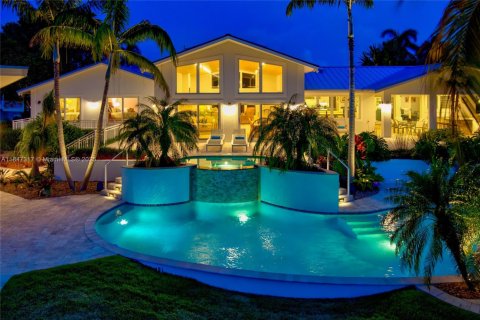 House in Marathon, Florida 5 bedrooms, 536.98 sq.m. № 1845433 - photo 2