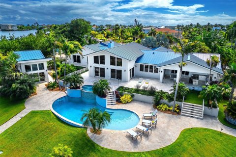 House in Marathon, Florida 5 bedrooms, 536.98 sq.m. № 1845433 - photo 16
