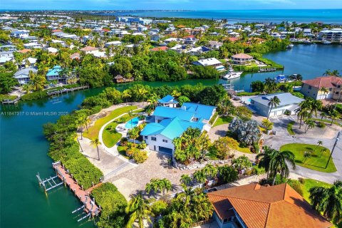 House in Marathon, Florida 5 bedrooms, 536.98 sq.m. № 1845433 - photo 5