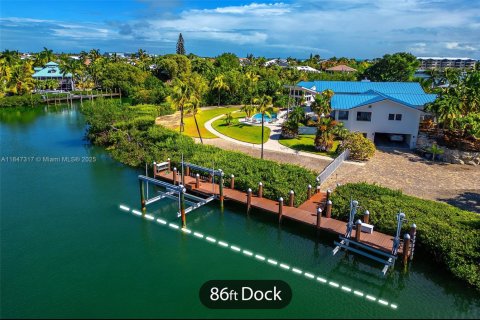 House in Marathon, Florida 5 bedrooms, 536.98 sq.m. № 1845433 - photo 9