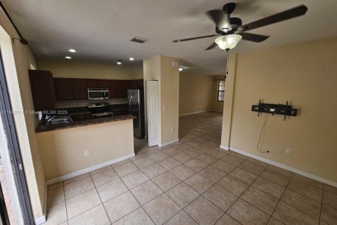Touwnhouse à vendre à Hialeah, Floride: 3 chambres, 147.9 m2 № 1929637 - photo 5