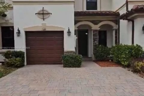 Touwnhouse à vendre à Hialeah, Floride: 3 chambres, 147.9 m2 № 1929637 - photo 2