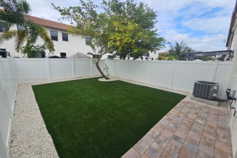 Touwnhouse à vendre à Hialeah, Floride: 3 chambres, 147.9 m2 № 1929637 - photo 7
