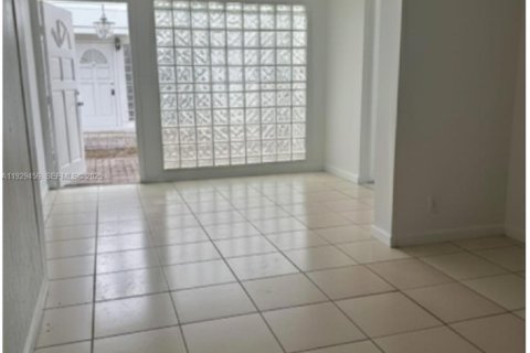 Villa ou maison à louer à Hollywood, Floride: 1 chambre, 50.17 m2 № 1987788 - photo 2