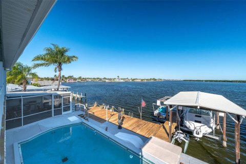 House in Merrit Island, Florida 4 bedrooms, 260.31 sq.m. № 2209063